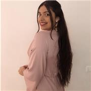 Profesora de apoyo para lectura y niños y niñas de primaria